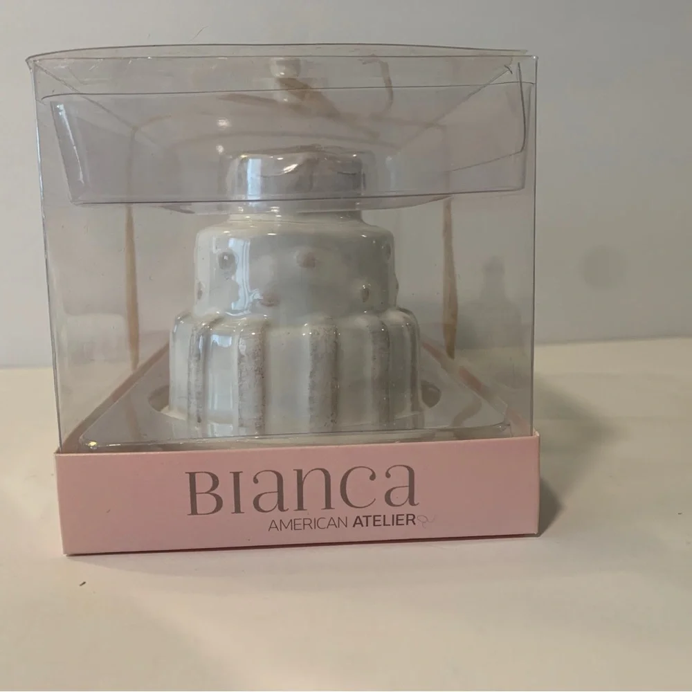 Bianca American Atelier Wedding Cake Salt and Pepper Shakers New